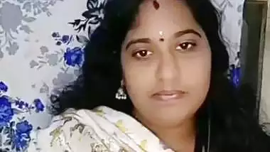 Telugu tanker bhabhi showing and pressing huge boobs