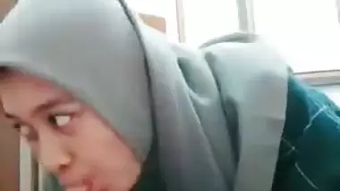 Hijabi girl sucks her stepbrother’s dick in Bangladeshi porn