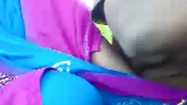 Desi aunty handjob in park